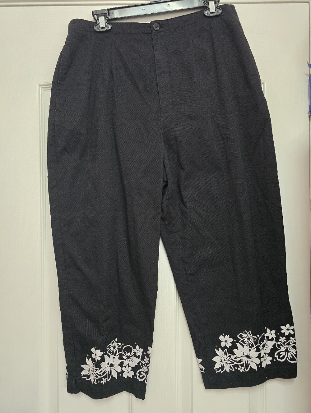 Jennifer Moore Cropped Pants with White Floral Hem - Black, size 12